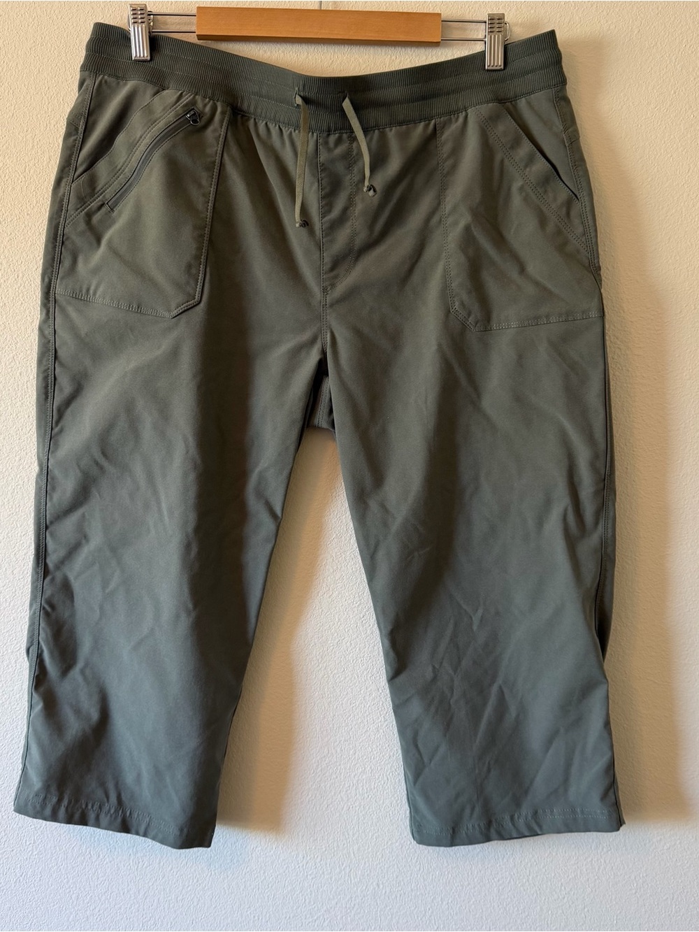 KUHL Women’s Trekr Pull On Capri Pants In Olive Size XL Outdoors Hiking